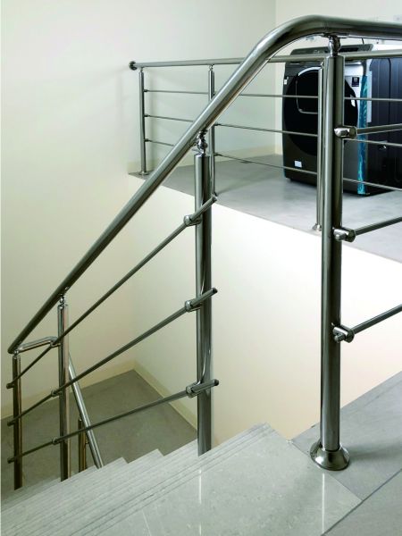 The installation method at the corner of the stainless steel cross-bar shuttle staircase